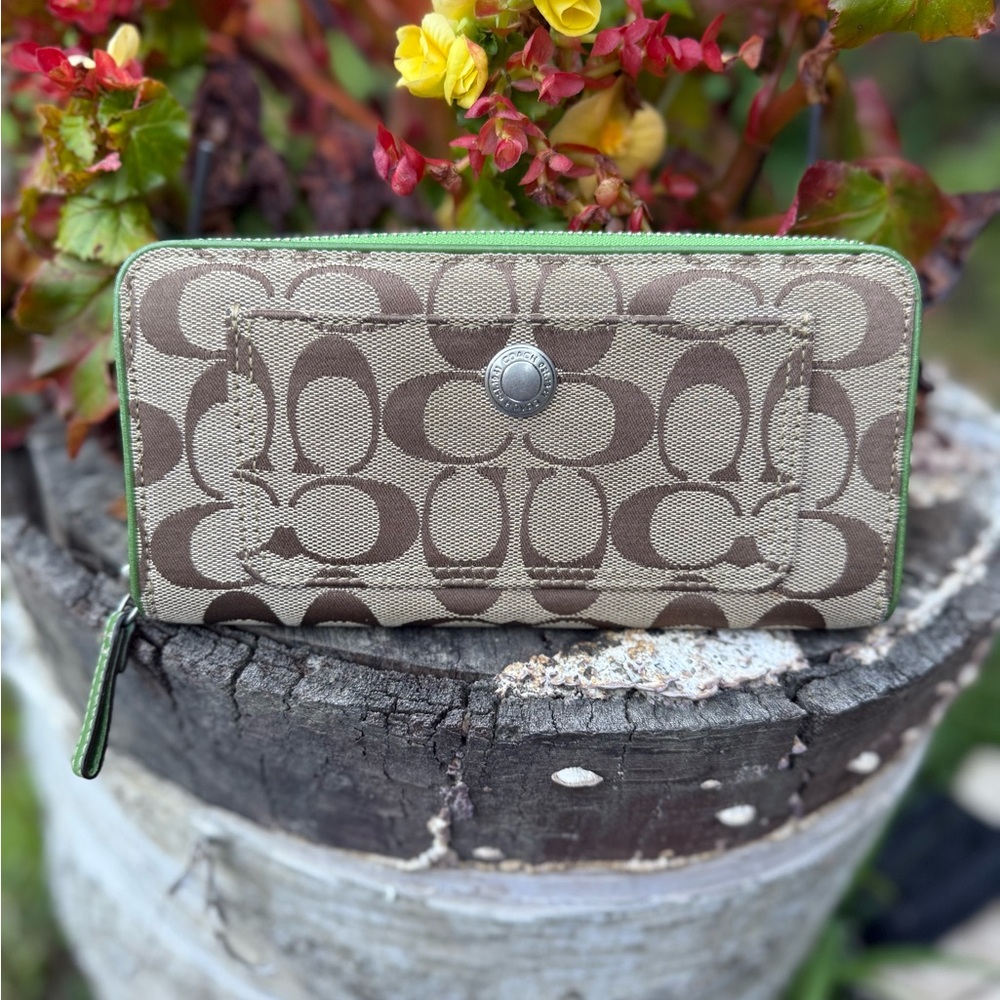 Coach zip around Wallet Sig C and Green